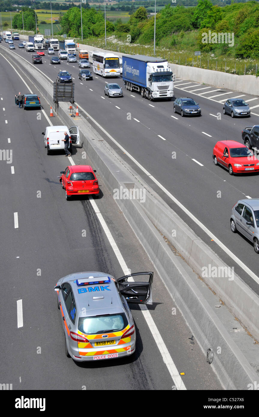Vue aérienne depuis la voiture de police et le pilote de camionnette oculaire et les voitures, une barrière contre les accidents de la ligne quatre accident avec la voiture rouge Angleterre Royaume-Uni Banque D'Images
