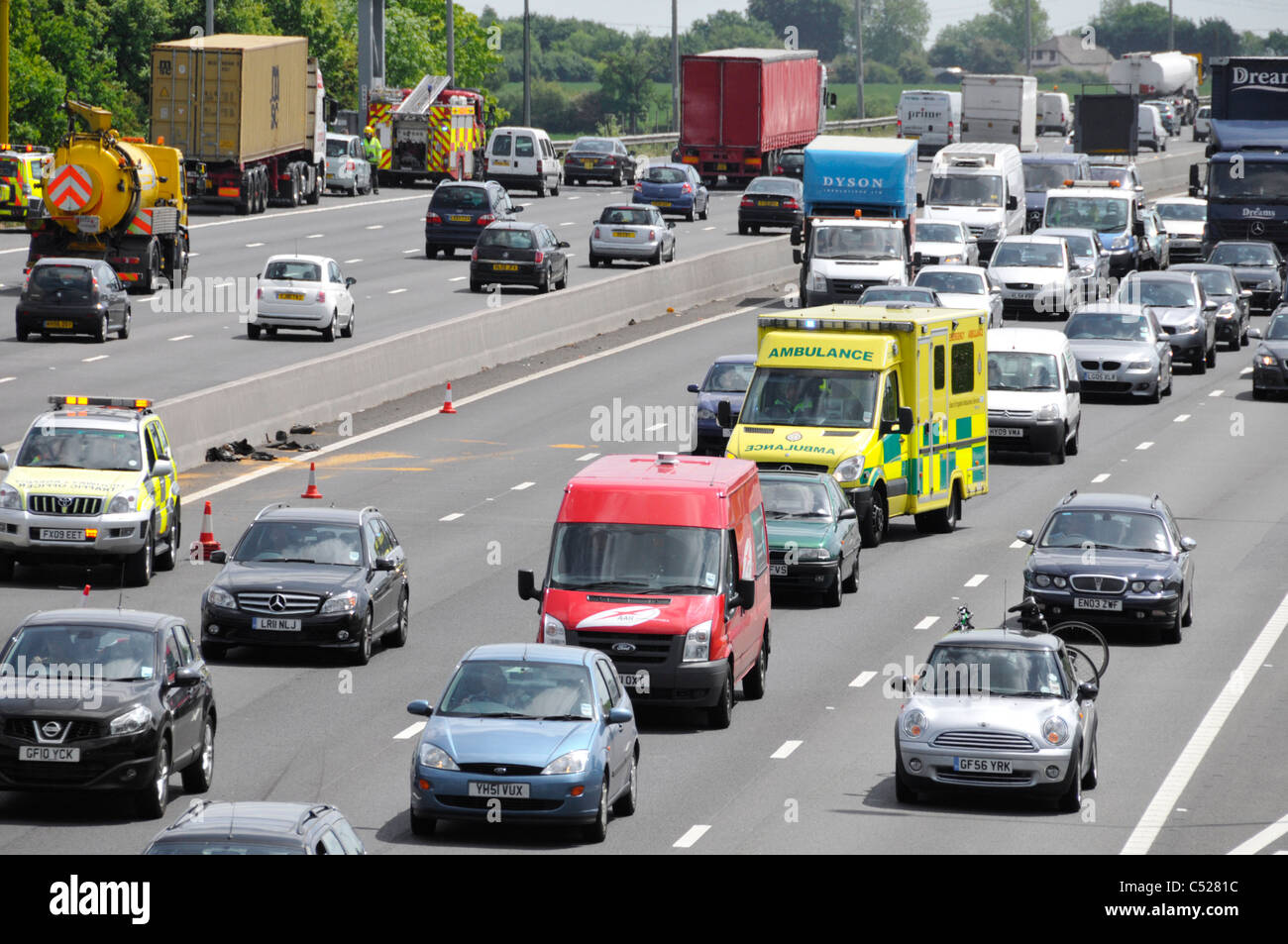 Autoroute M25 services d'urgence pour assister à deux accidents sur l'autoroute, en face de l'arrivée d'ambulance Banque D'Images