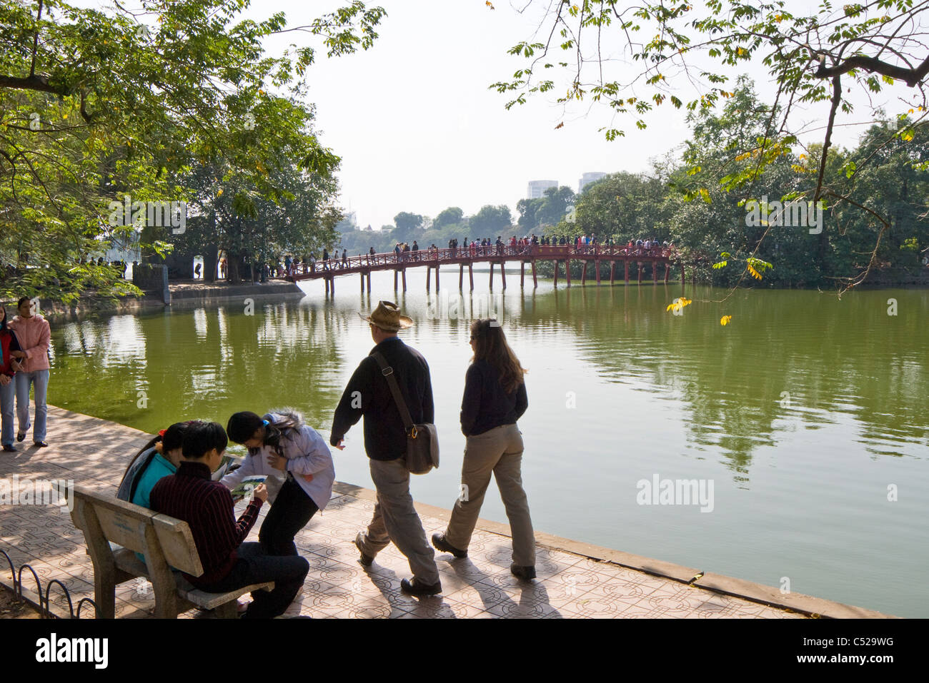 Les gens autour du lac Hoan Kiem, Hanoi, Vietnam Banque D'Images