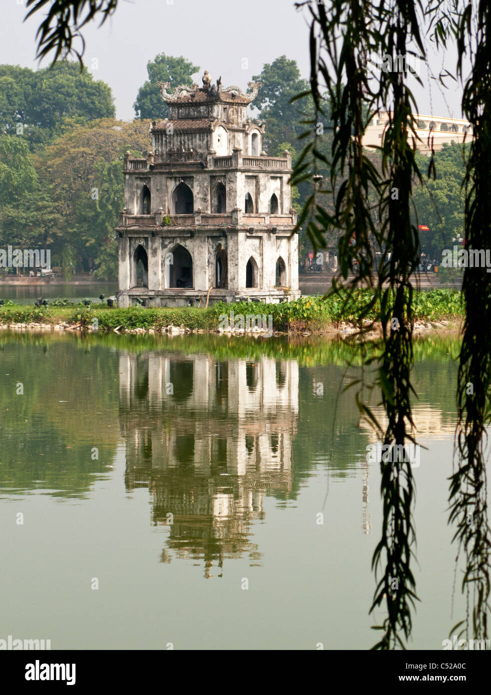 Historique La Tour de la tortue, Thap Rua, se reflétant dans les eaux de lac Hoan Kiem, Hanoi, Vietnam Banque D'Images