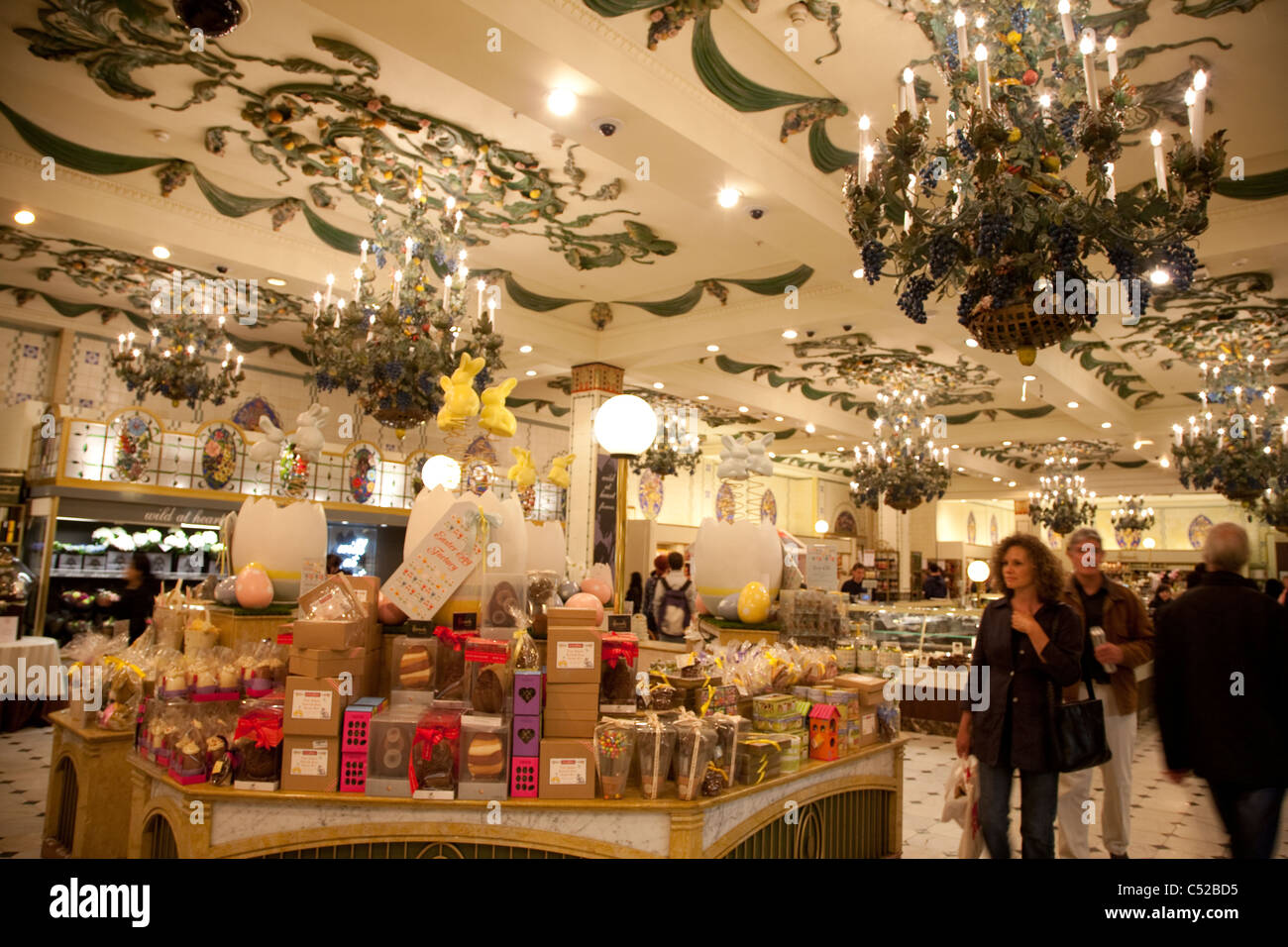 Intérieur de Harrods à Knightsbridge, Londres, Angleterre, Royaume-Uni ...