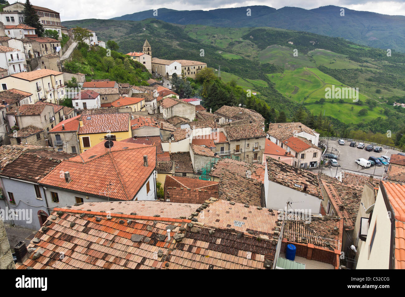 Pietrapertosa, ville de montagne et station de loisirs dans les Dolomites 62164 de l'Italie du sud. L'pantiled toits du village. Banque D'Images