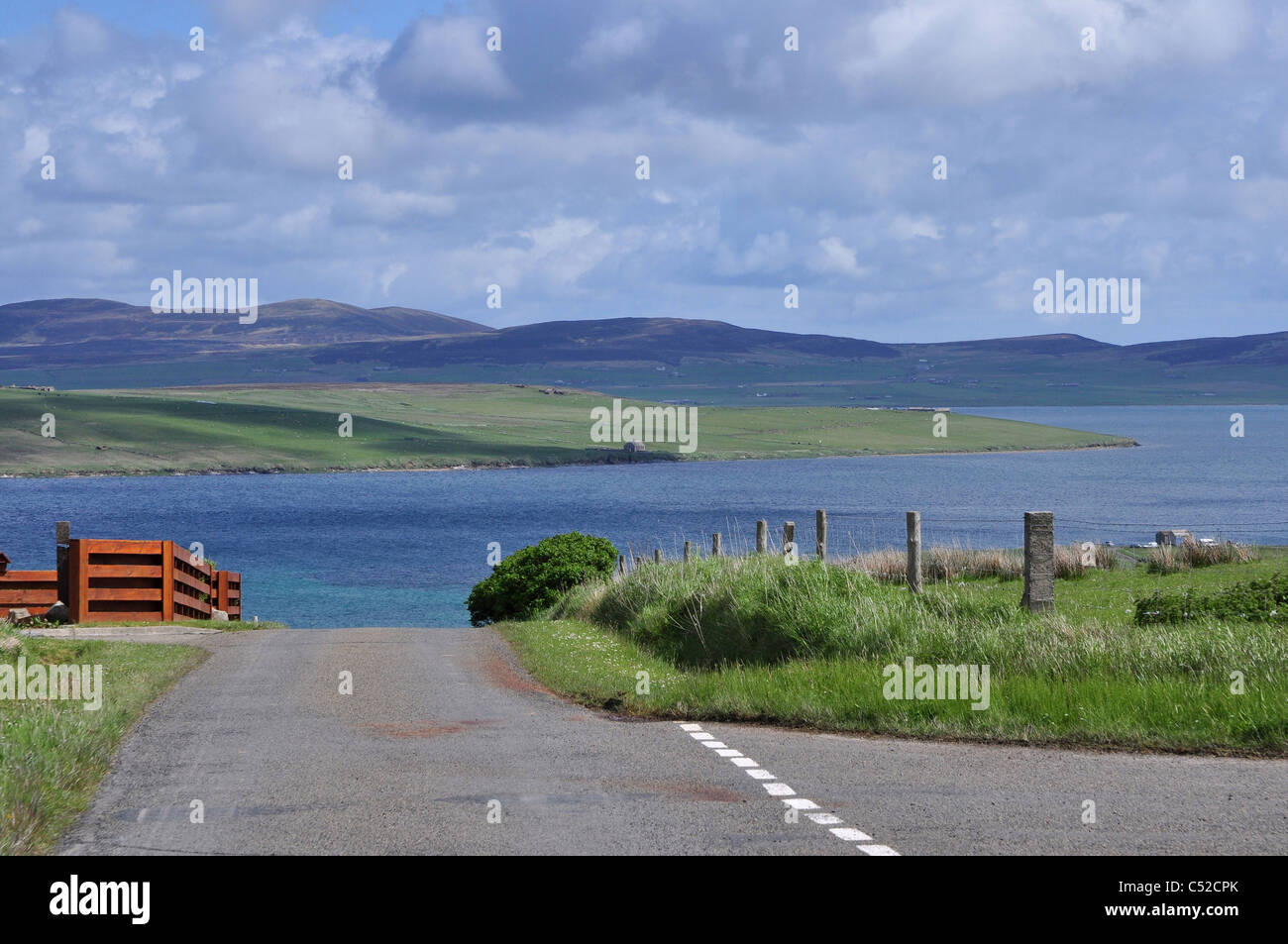 La route à l'extrémité nord de l'île de Hoy, Orcades, en Écosse. Banque D'Images
