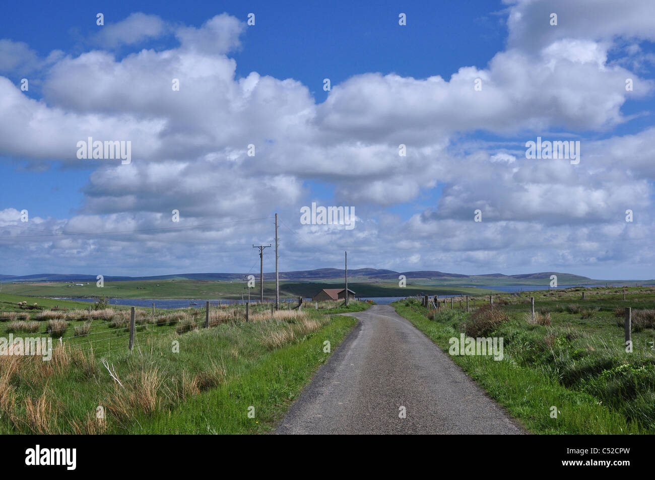 La route et les fermes à l'extrémité nord de l'île de Hoy, Orcades, en Écosse. Banque D'Images