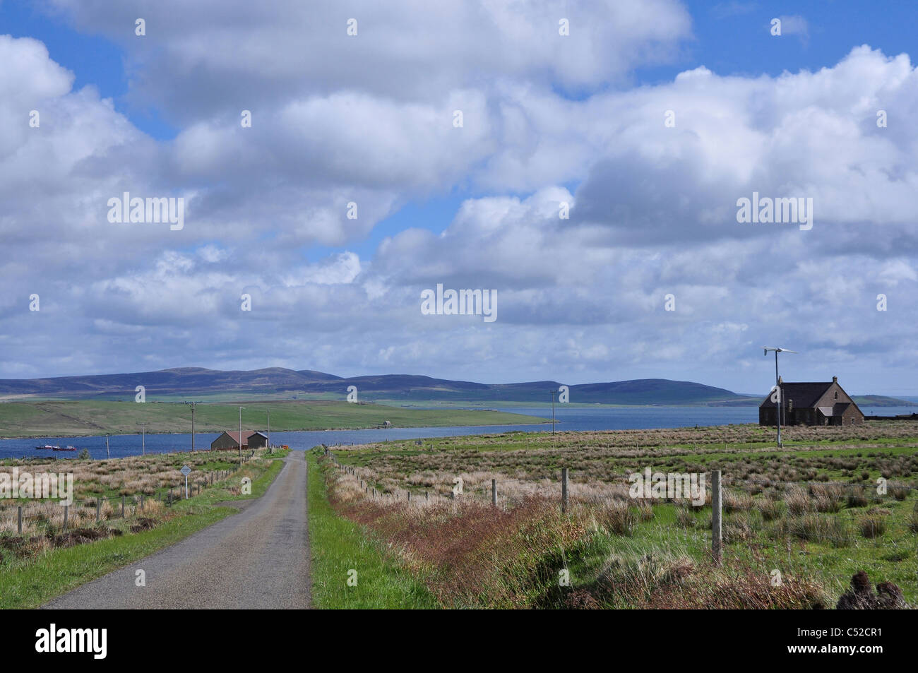 La route et les fermes à l'extrémité nord de l'île de Hoy, Orcades, en Écosse. Banque D'Images