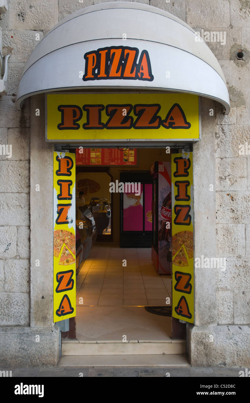 Pizzeria Restauration rapide le long de la rue Marmontova Dalmatie Split Croatie Europe Banque D'Images