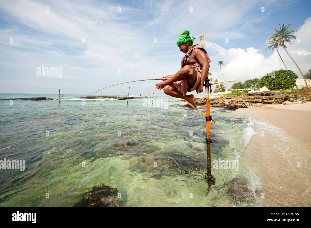 Les pêcheurs sur échasses traditionnelles au travail sur la plage près de Koggala, LKA, Sri Lanka Banque D'Images
