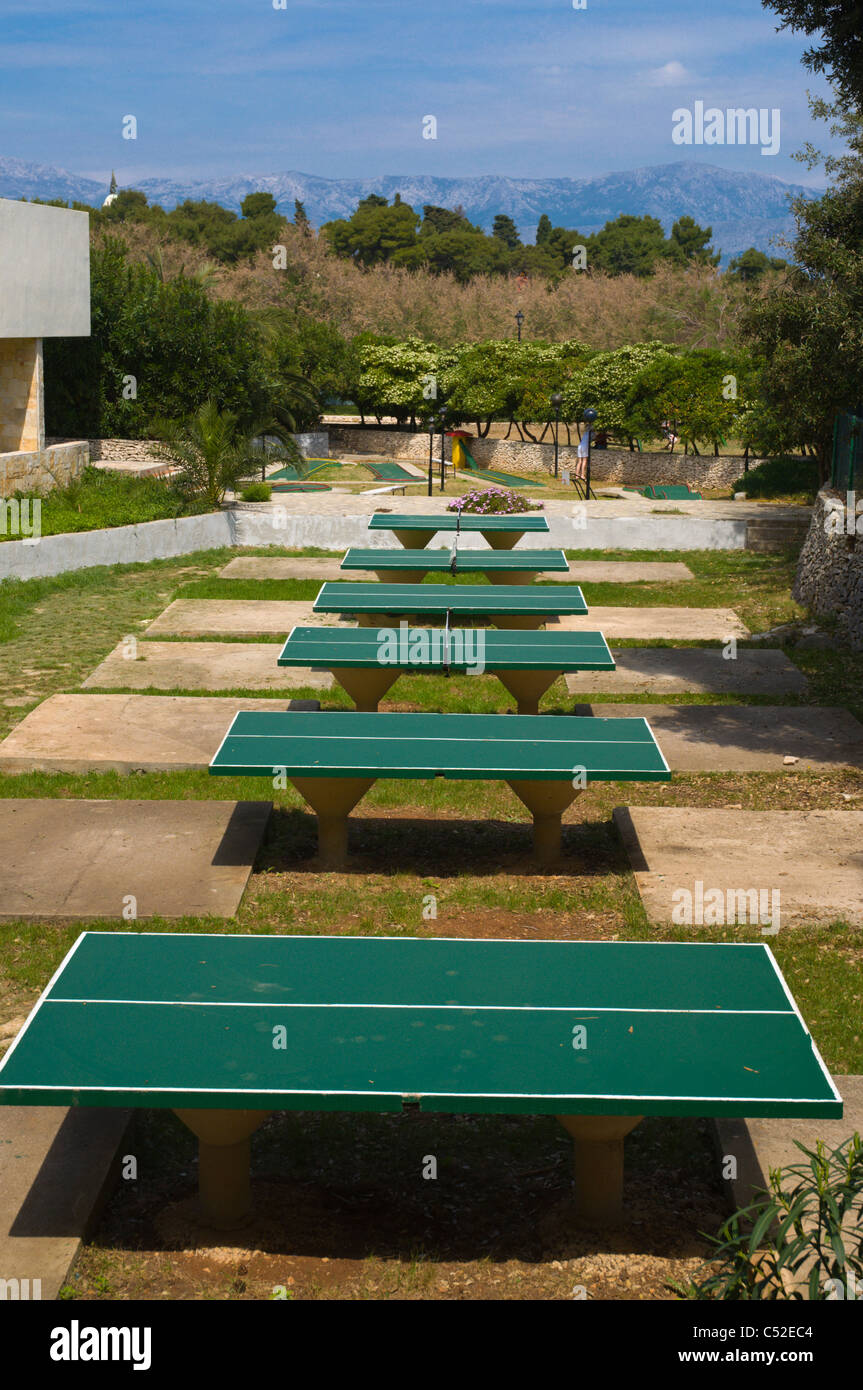 Tables de ping-pong Salbunje peninsula Supetar sur l'île de Brac en Dalmatie Croatie Europe Banque D'Images