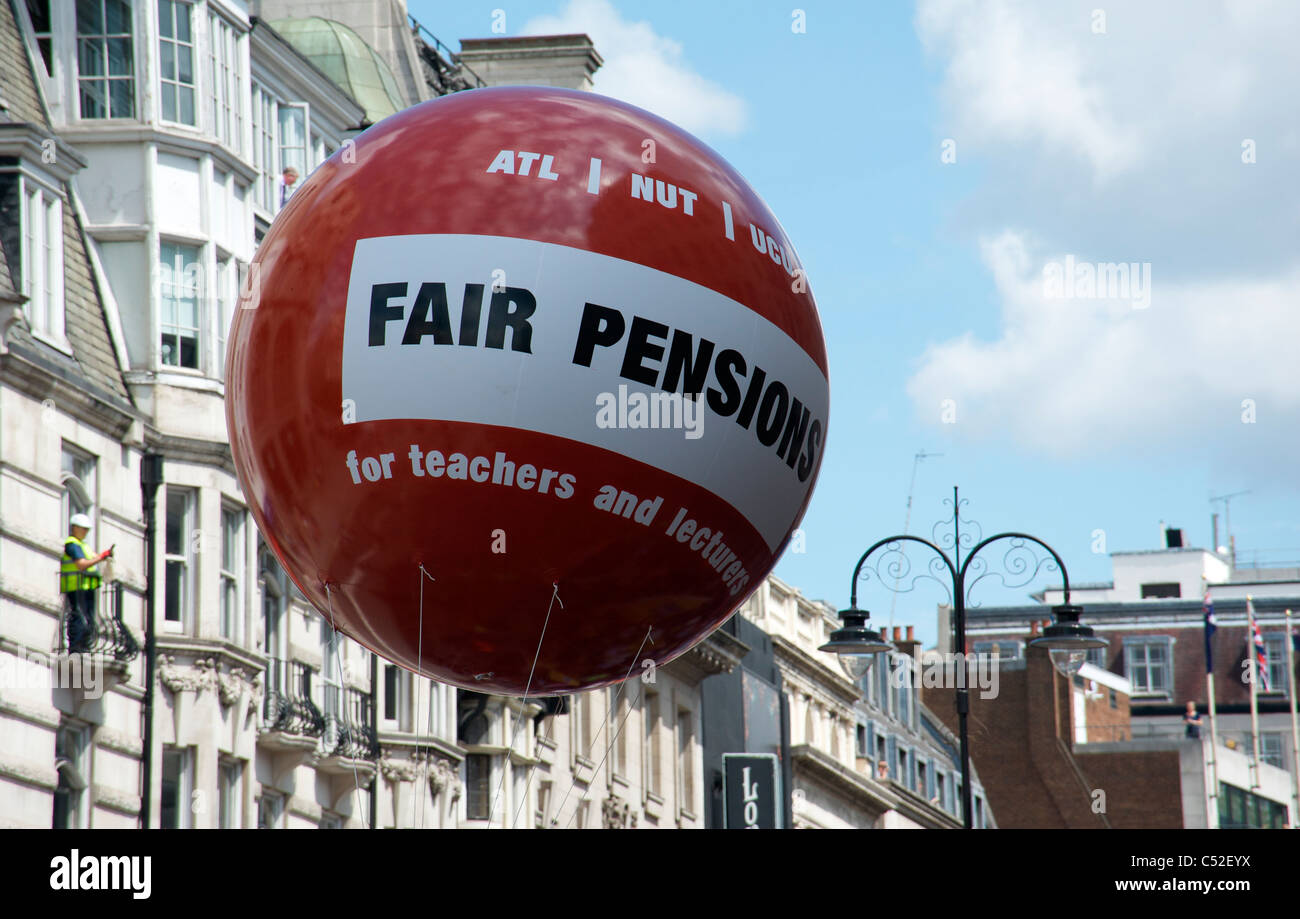 Balloon appelant à juste les pensions à mars à Londres pour protester contre les changements apportés par le gouvernement aux pensions. Banque D'Images