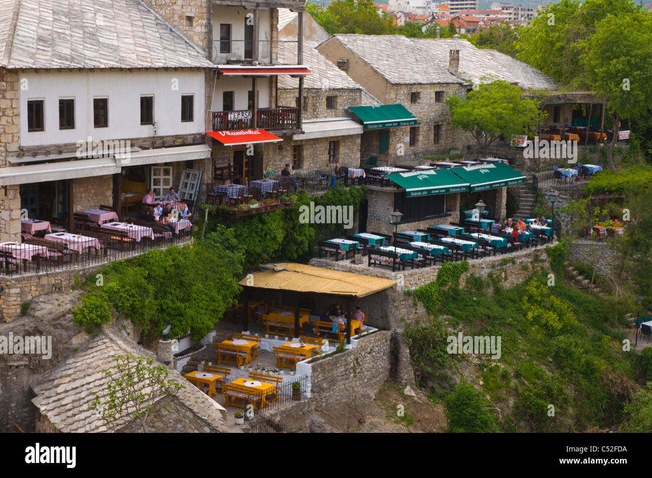 Terrasses de restaurants le long de la rivière Neretva Mostar central city Bosnie-herzégovine Europe Banque D'Images