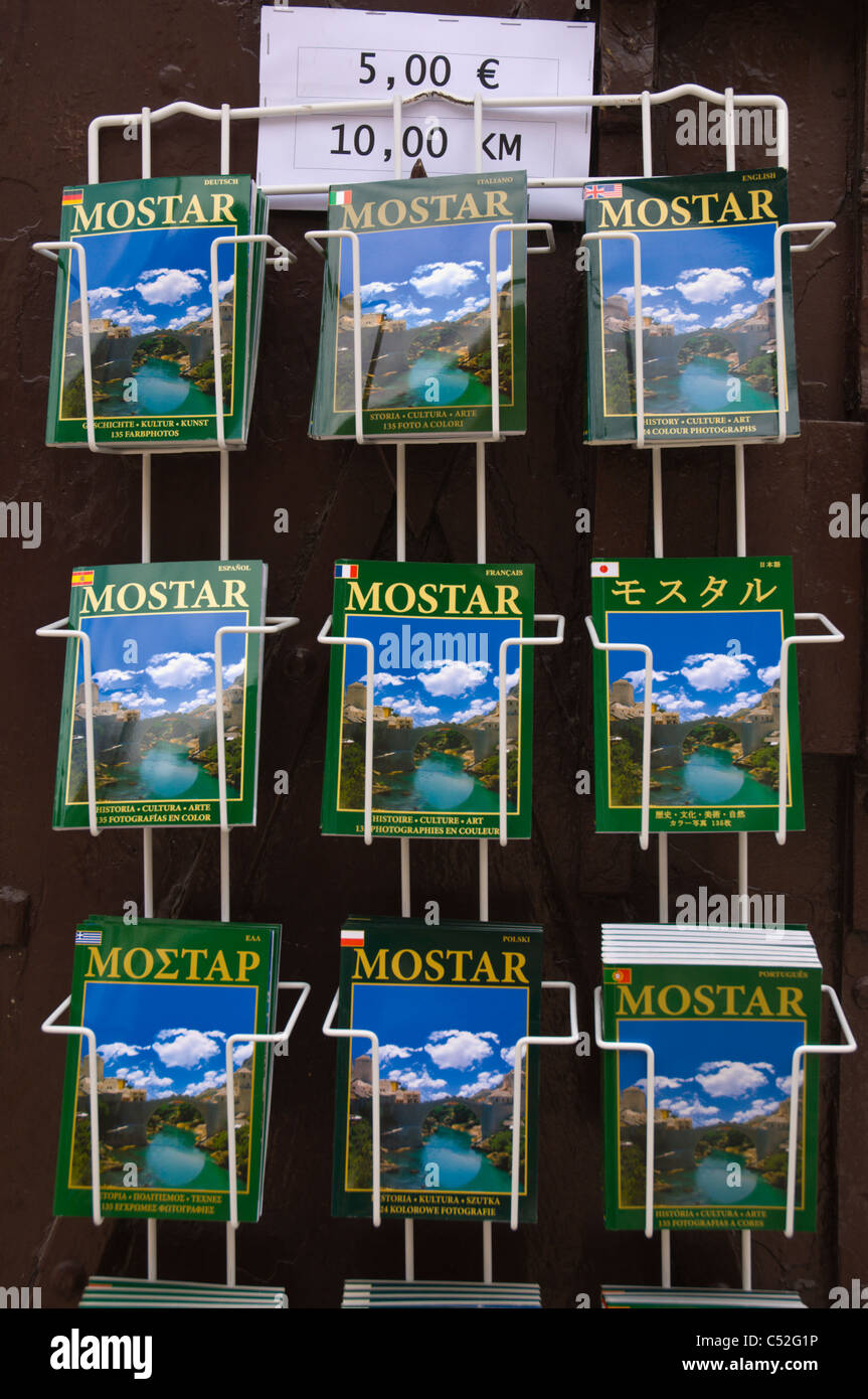 Guides touristiques en plusieurs langues de la ville de Mostar en Bosnie-Herzégovine Europe Banque D'Images