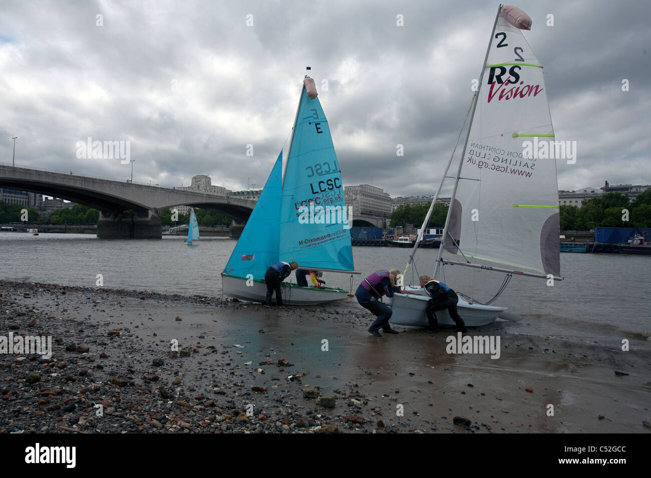 Les petits yachts dans le southbank Centre London Banque D'Images
