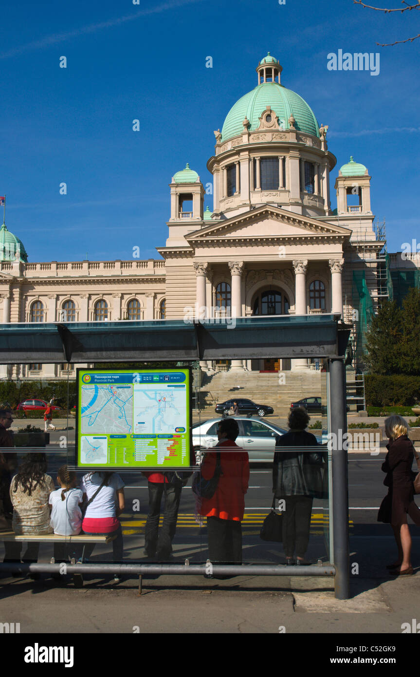 Les gens à l'arrêt de bus dans le parc Pionirski en face du bâtiment de l'Assemblée au parlement serbe, Belgrade, capitale de la Serbie l'Europe Banque D'Images