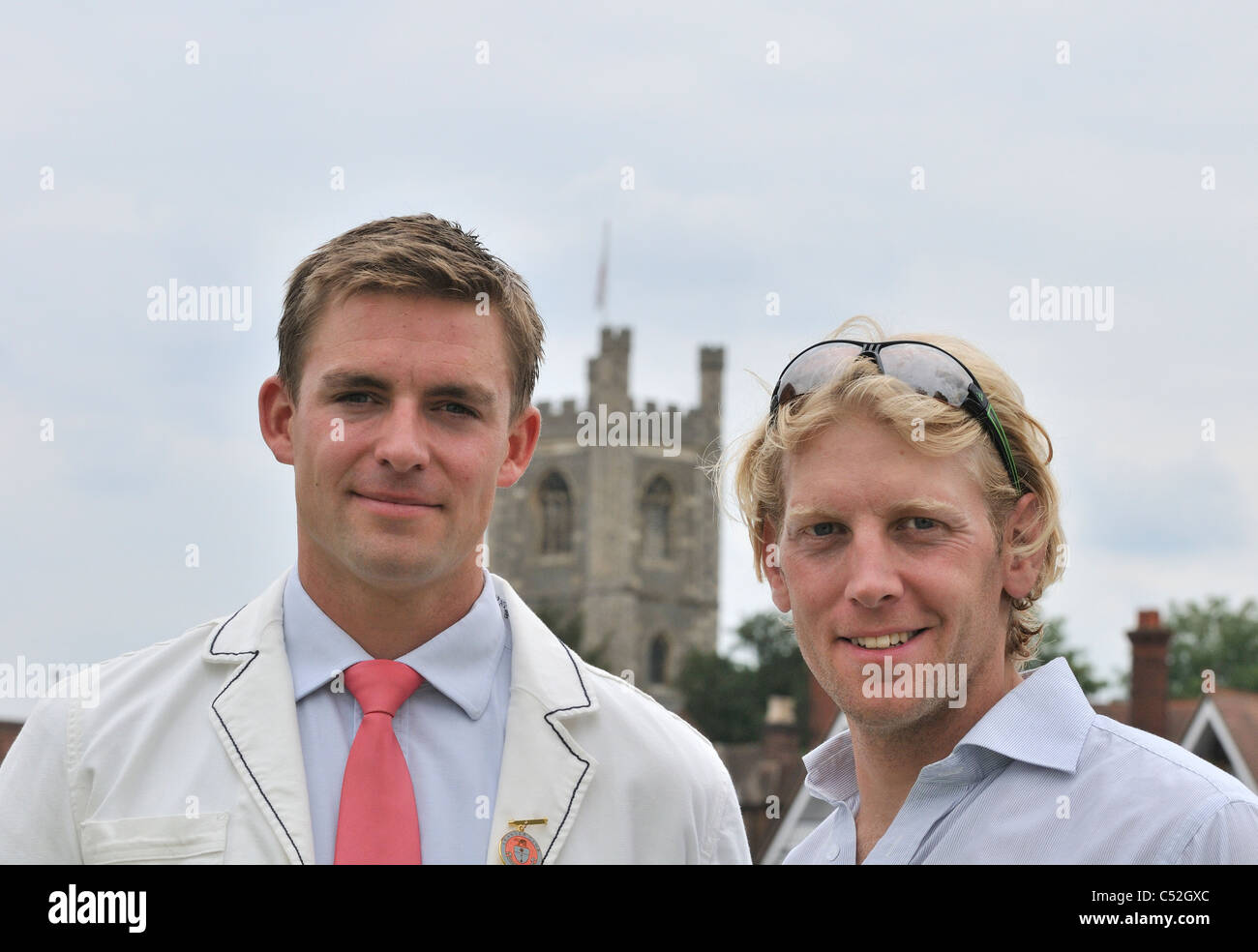 P. K.Reed (l) et A.Triggs Hodge (r) Henley Royal Regatta dans la zone de tente de bateau avec la paroisse de Henley avec l'église Remenham derrière à Henley sur la Tamise Banque D'Images