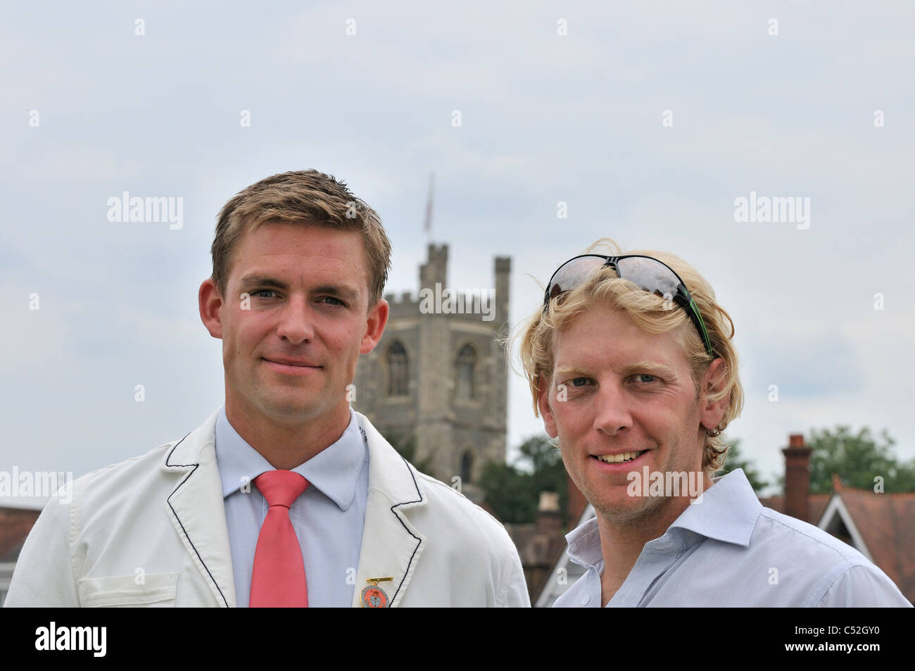 P.K. Reed (l) & A.Triggs Hodge (r) Henley Royal Regatta en bateau Secteur des tentes avec la paroisse de Henley avec derrière l'église Remenham Banque D'Images