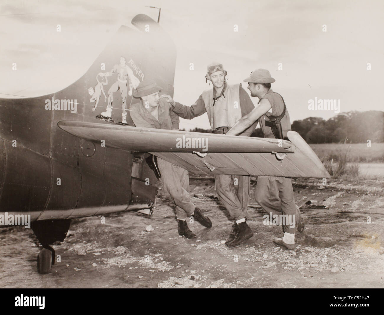 VMF 221 trois pilotes de l'US Marine Corps se tiennent près de avion avec nose art sur Guadalcanal en queue 21 Avril 1943 Banque D'Images