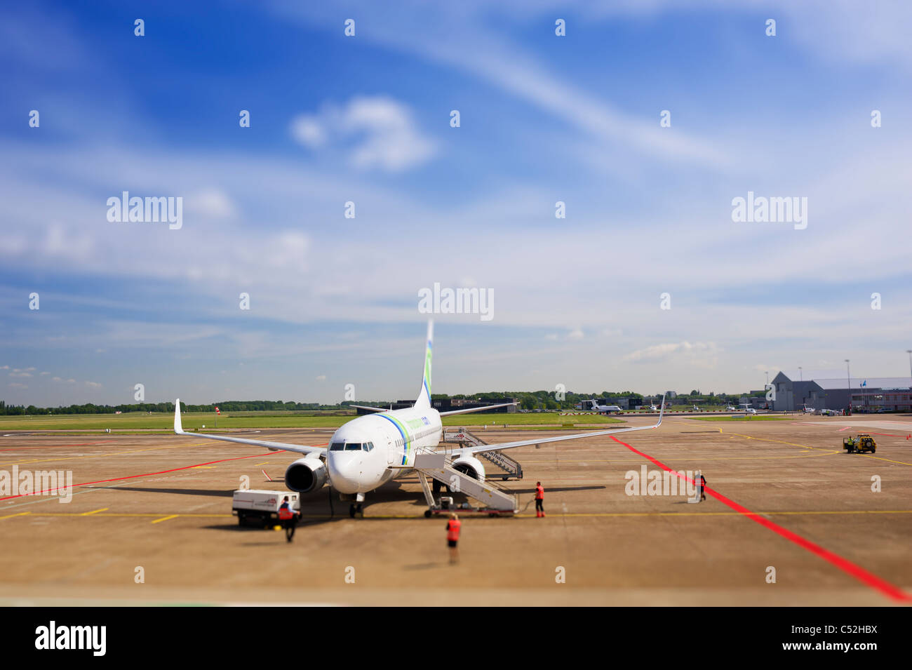 Les aéronefs de passagers de Transavia sur asphalte, l'aéroport de Rotterdam La Haye, Pays-Bas Banque D'Images Les aéronefs de passagers de Transavia sur asphalte, l'aéroport de Rotterdam La Haye, Pays-Bas Banque D'Images