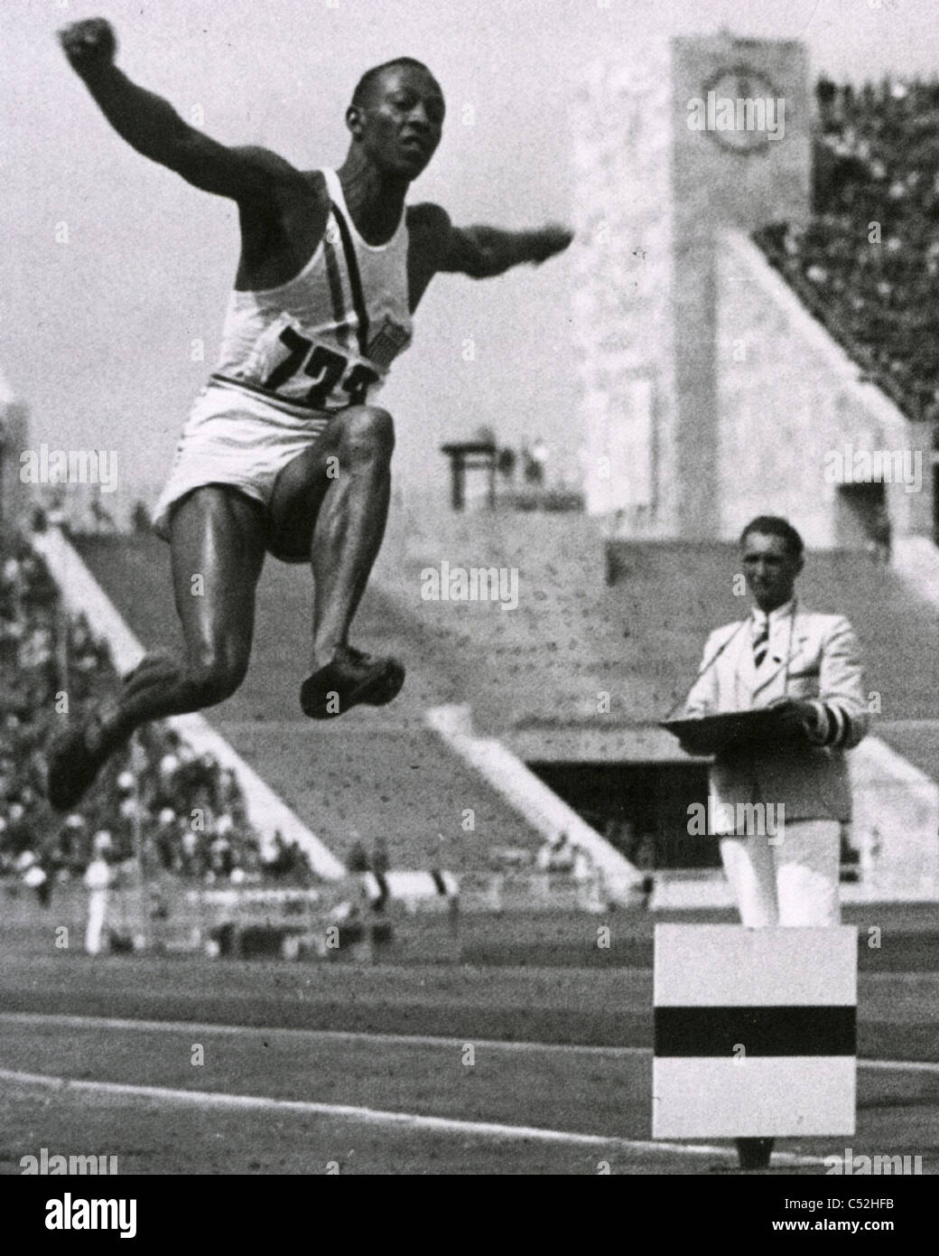Saut En Longueur Masculin Aux Jeux Olympiques D'été De 1936 'JAMES' Jesse Owens (1913-1980) l'exécution du saut en longueur aux
