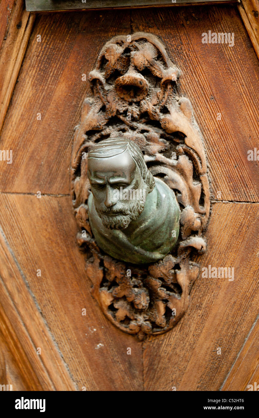 Mans chef Bouton de porte sur porte sculptée à Venise, Italie Banque D'Images