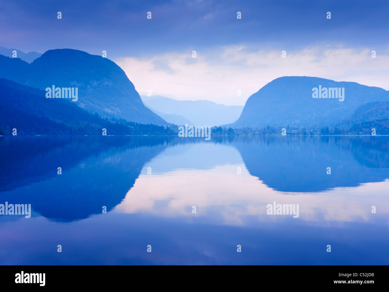 Blue Mountains reflète dans l'eau du lac. Le lac de Bohinj, en Slovénie. Banque D'Images