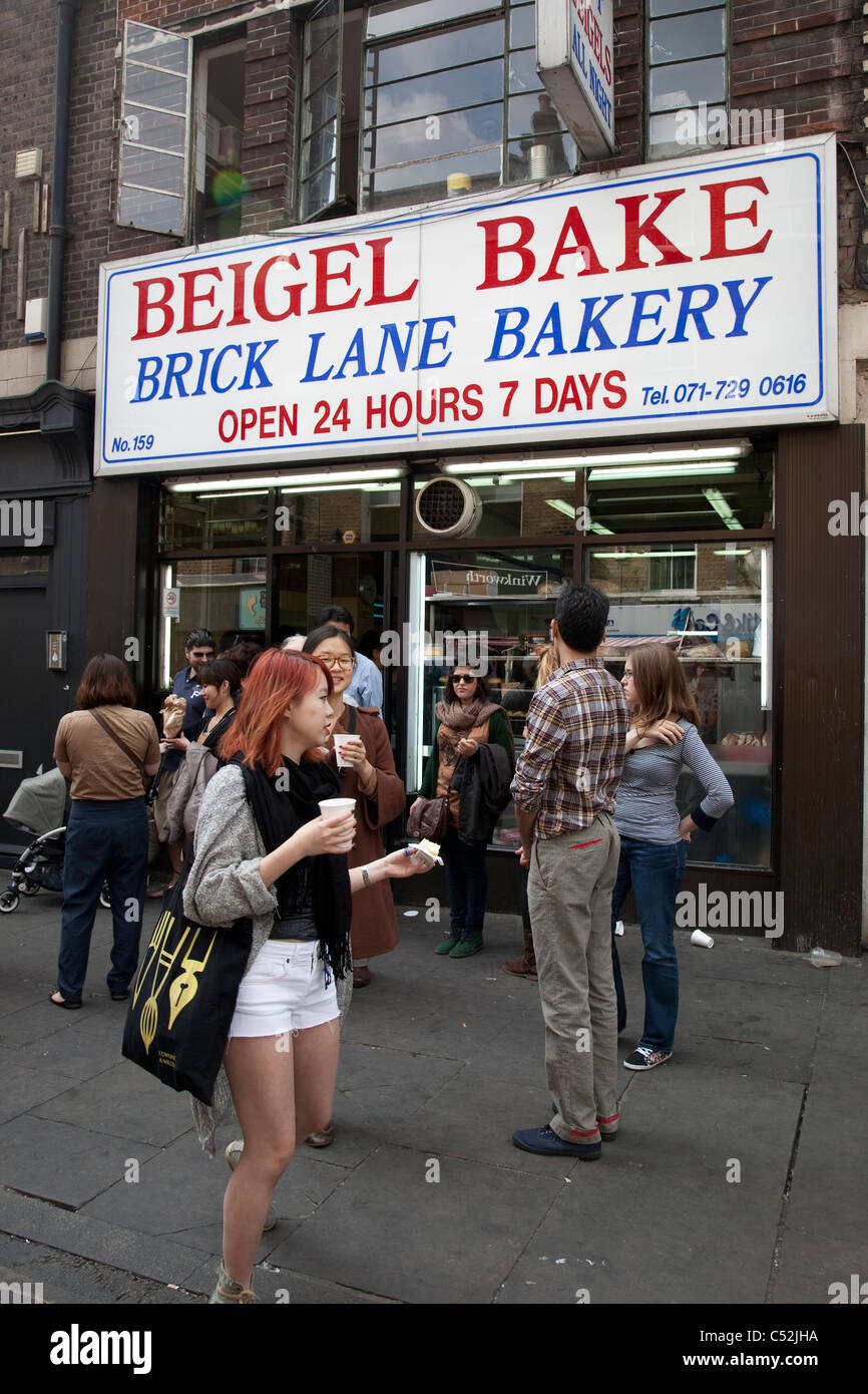 Les clients à l'extérieur Beigel Bake, Brick Lane Bakery à Londres, Angleterre, Royaume-Uni Banque D'Images