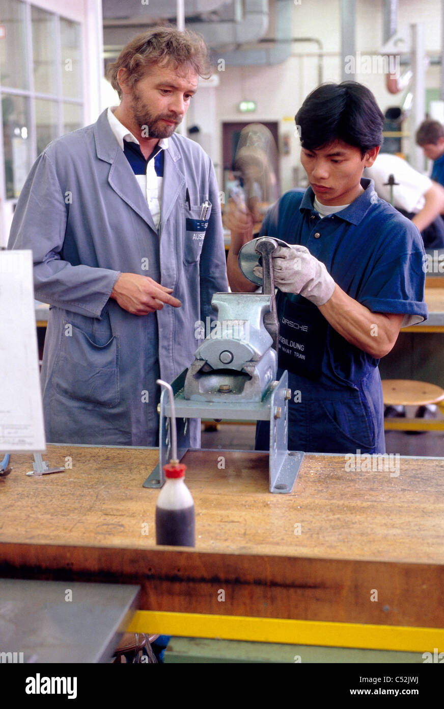 Apprenti et l'instructeur à l'usine Porsche en Allemagne. Banque D'Images