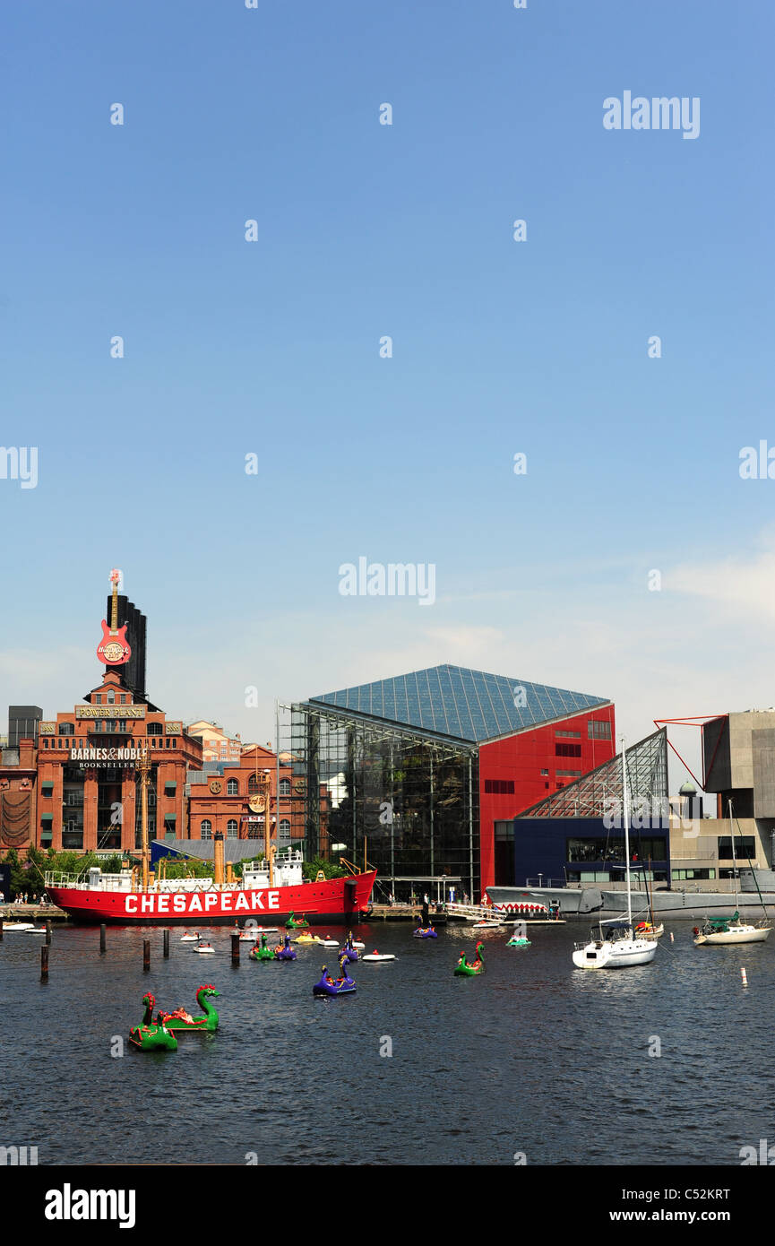 USA Maryland MD Baltimore Inner Harbor summer aquarium skyline Banque D'Images