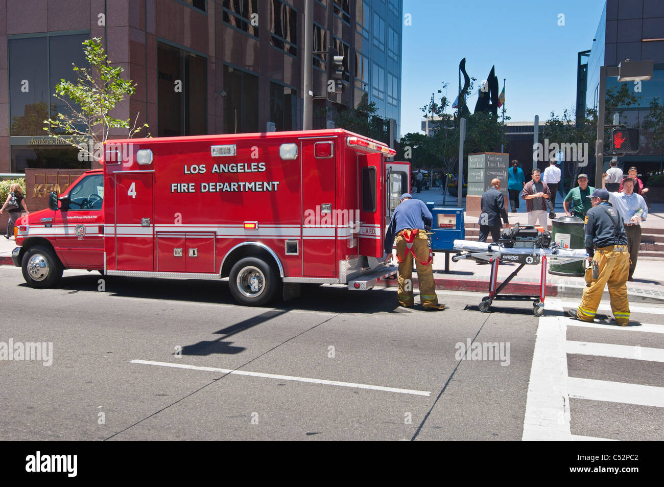 Los Angeles Fire Department Paramedic répondait à un appel dans le quartier financier du centre-ville de Los Angeles. Banque D'Images