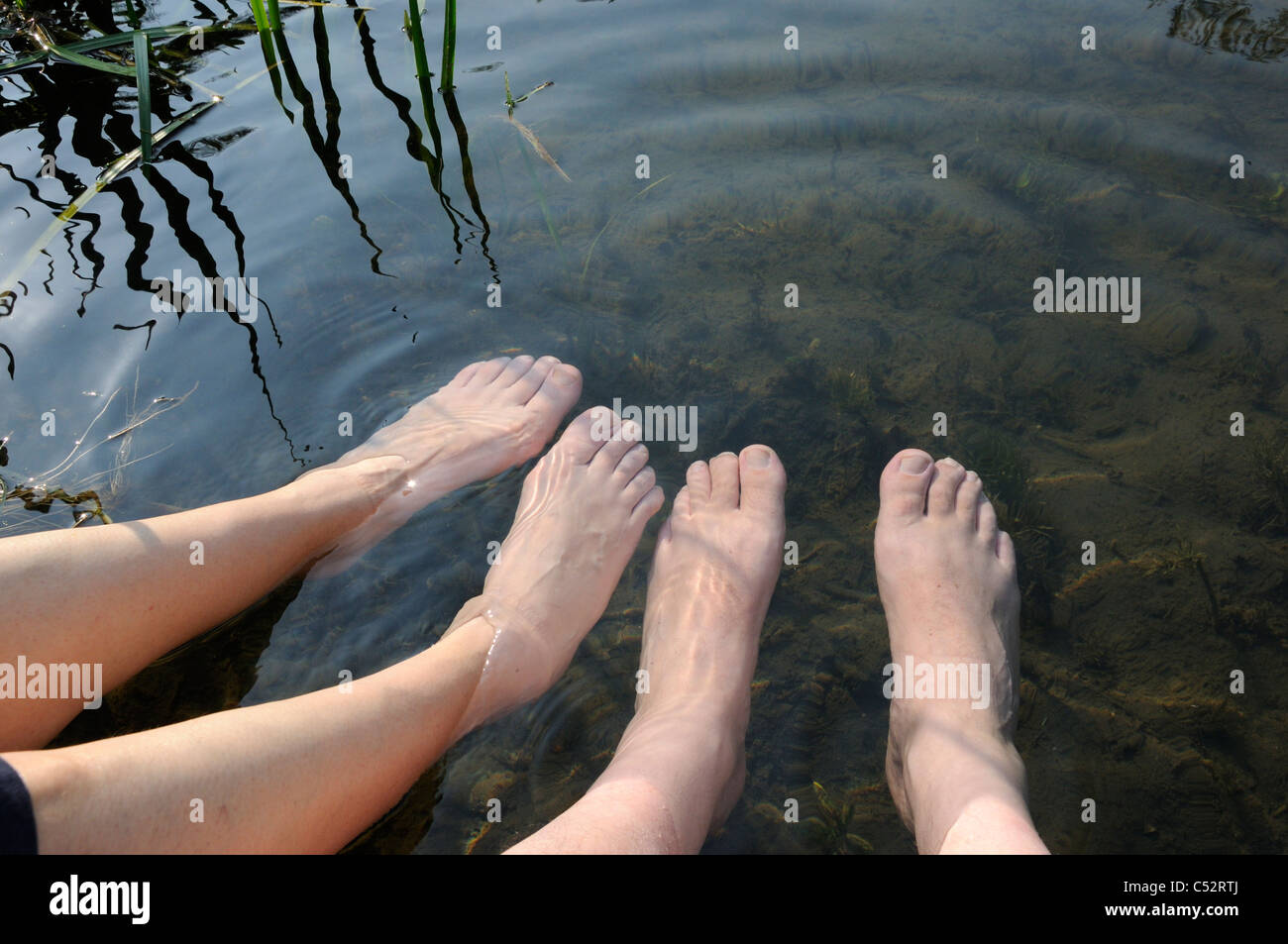 Tremper vos pieds nus dans l'eau fraîche d'une rivière Photo Stock - Alamy