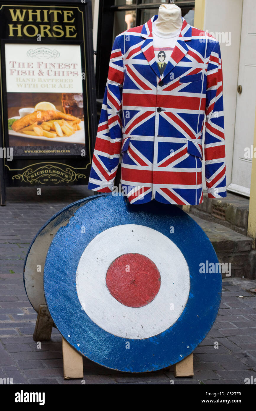Union Jack manteau et informer le public cible que les Mods et les rockers shop est ouvert à Londres Banque D'Images