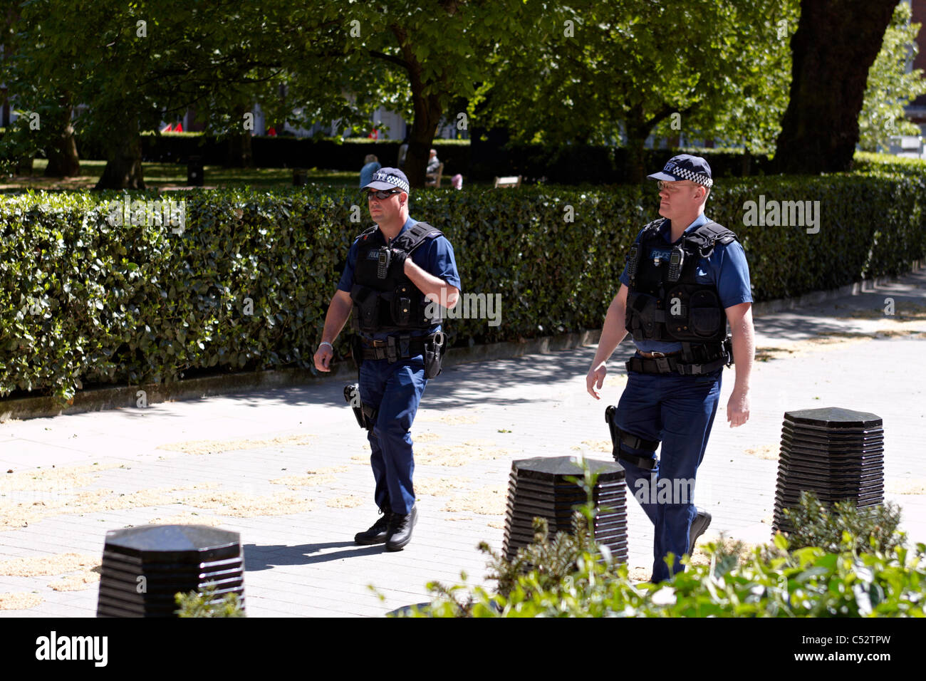 Patrolsin ont rencontré des agents de police armés devant l'ambassade des États-Unis dans la région de Grosvenor Square Banque D'Images