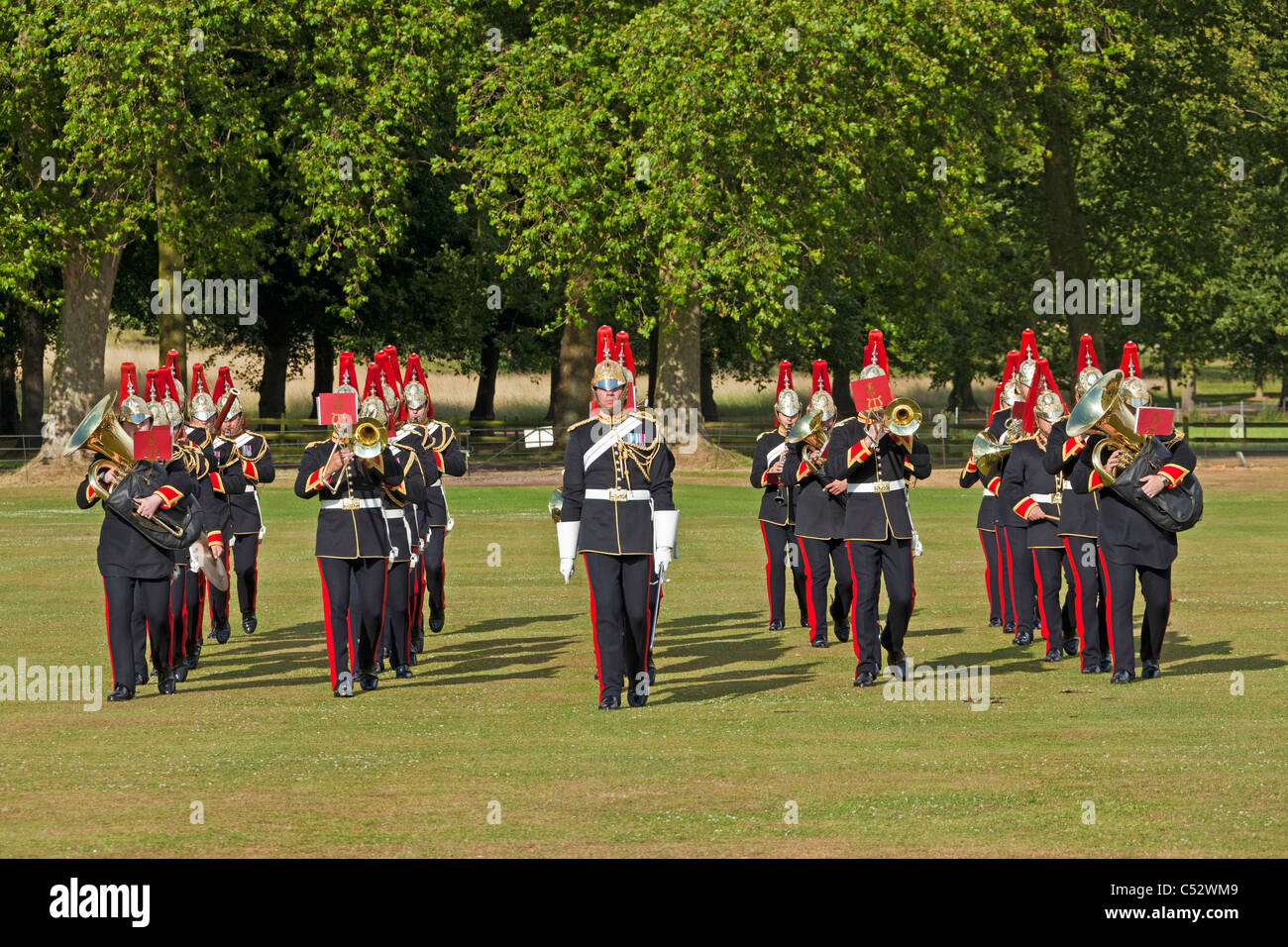 La Musique militaire du blues et de la famille royale de jouer et marcher à une fonction royale de Windsor Great Park. JMH4997 Banque D'Images