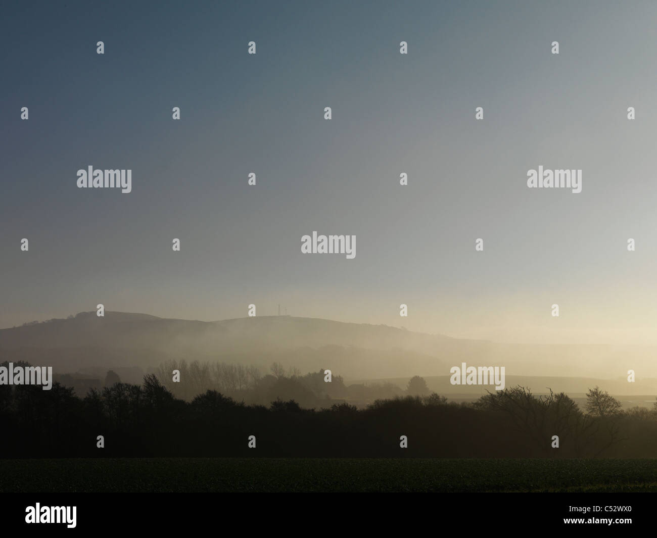 Collines dans la brume du matin Banque D'Images