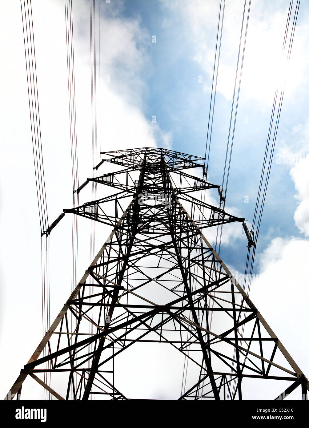 Power Tower avec fond de nuage Banque D'Images