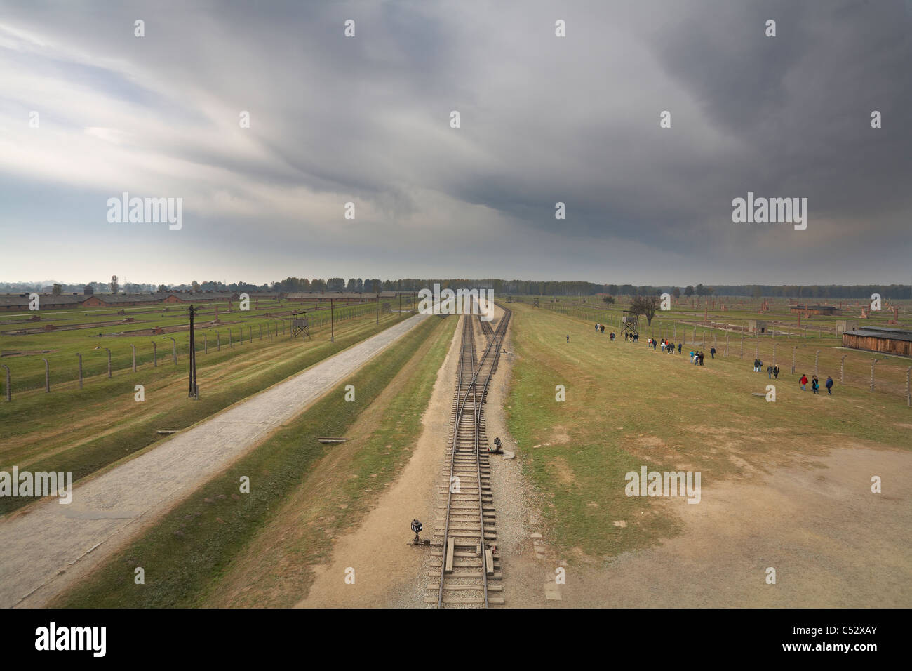 Pologne Osviecim Auschwitz II-Birkenau ancien camp de la mort nazi allemand sommaire à partir de la porte d'entrée des capacités de veille. Banque D'Images
