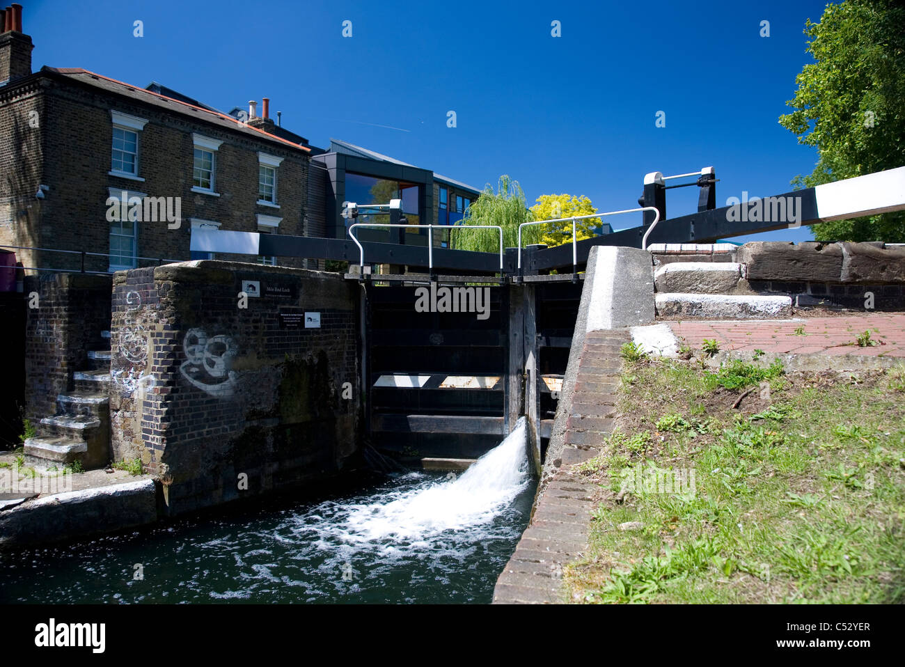 Serrure sur Regents Canal au Mile End Park Banque D'Images