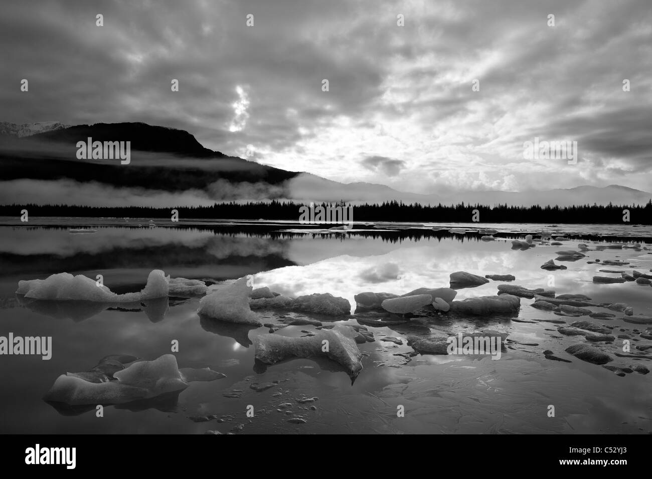 Vue panoramique sur la glace sur la surface du lac Mendenhall sur un matin d'automne, la Forêt nationale de Tongass, sud-est de l'Alaska Banque D'Images