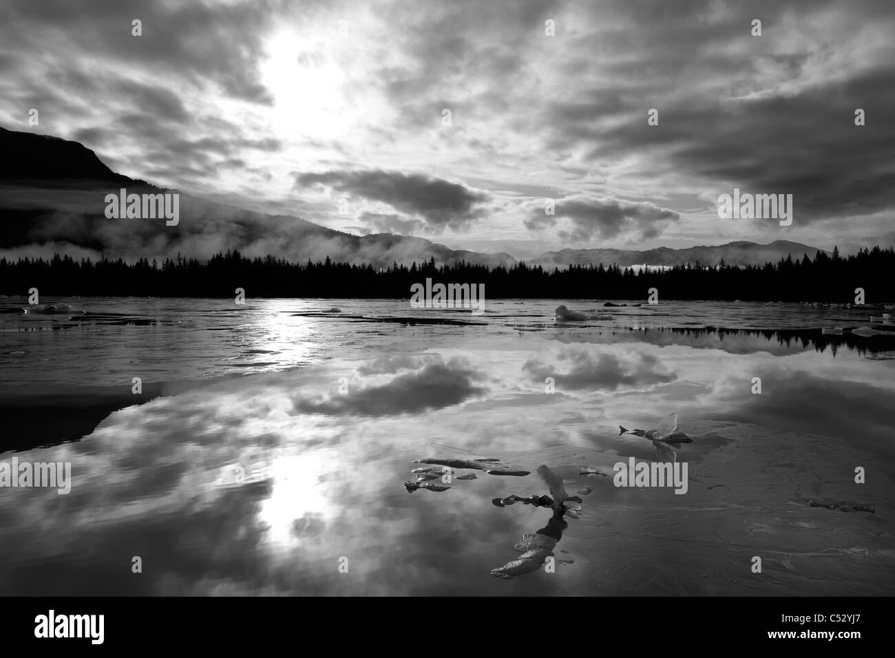 Vue panoramique sur la glace sur la surface du lac Mendenhall sur un matin d'automne, la Forêt nationale de Tongass, sud-est de l'Alaska Banque D'Images