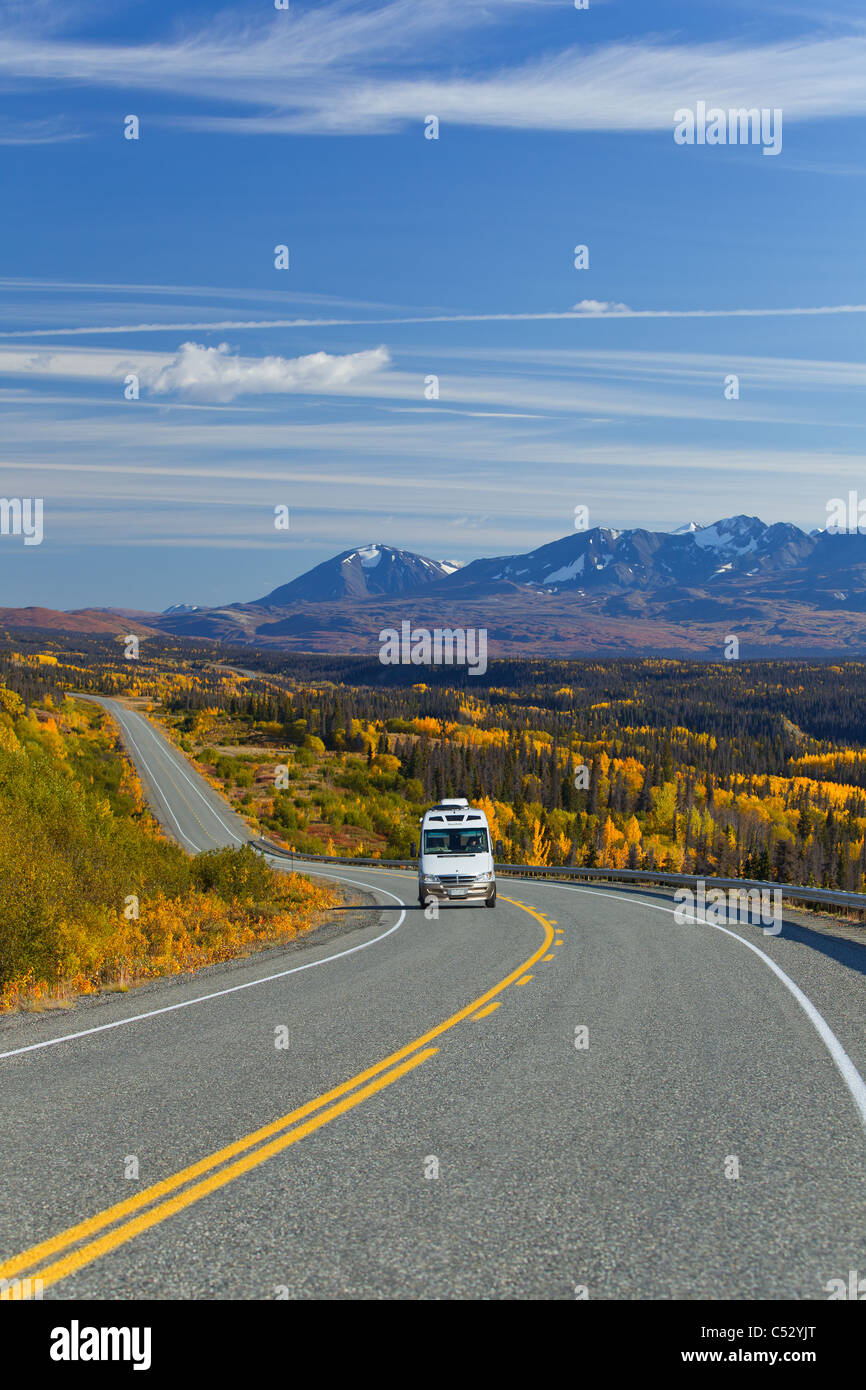 Vue panoramique de la route de l'Alaska et le trafic entre les Haines, en Alaska et à Haines Junction (Territoire du Yukon, Canada, automne Banque D'Images