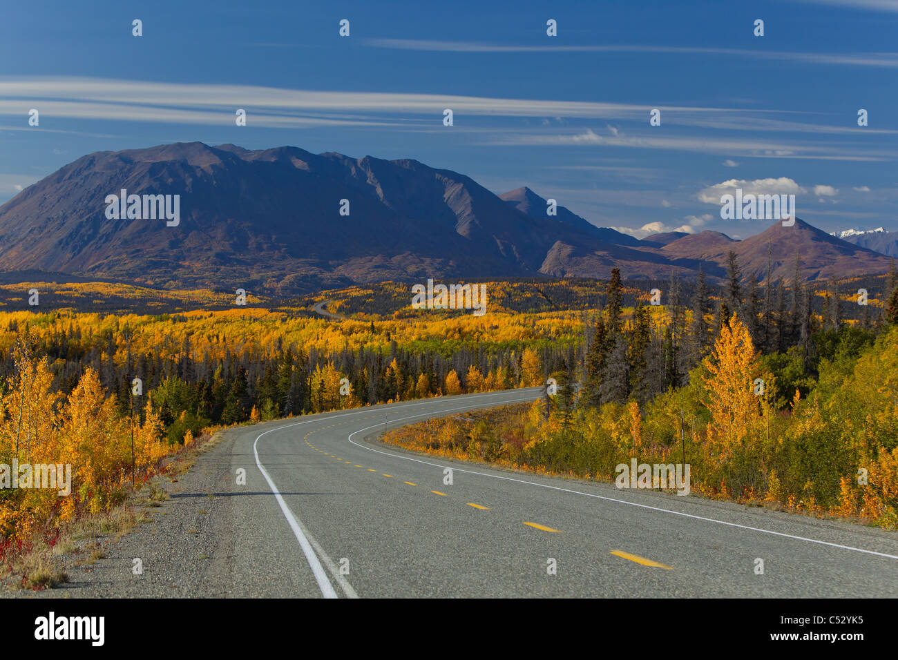 Vue panoramique de la route de l'Alaska entre Haines, Alaska et Haines Junction (Territoire du Yukon, Canada, automne Banque D'Images
