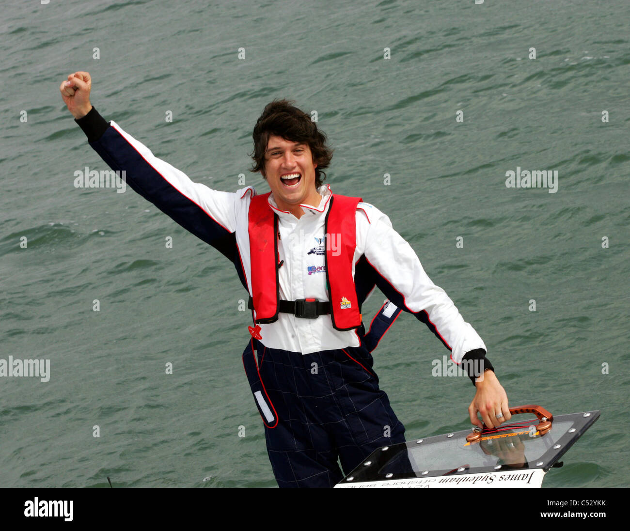 Vernon Kay célèbre après son expérience d'un V24 Bateau de Moteur sur le Solent. Southampton. Banque D'Images