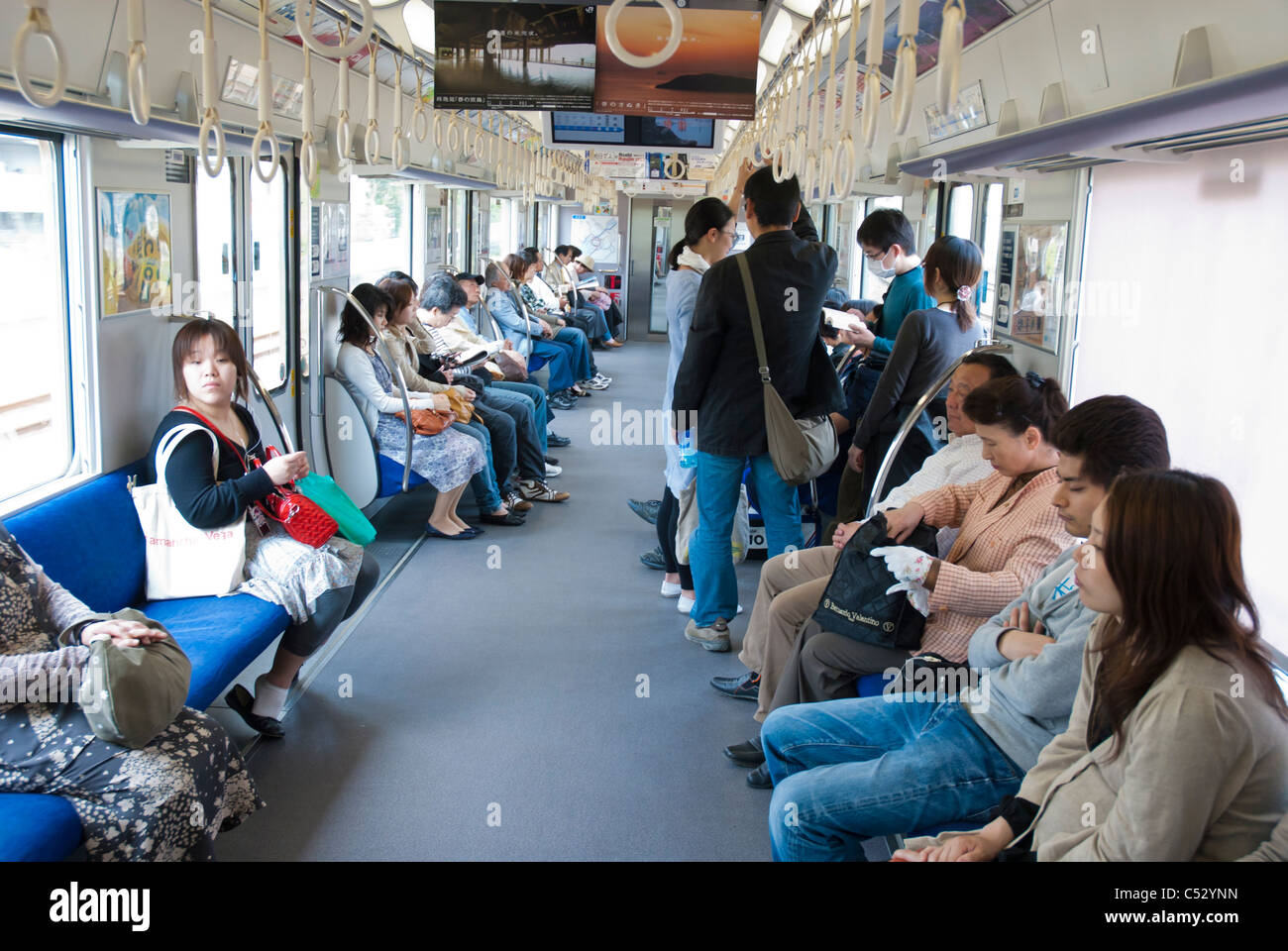 Avec les passagers de trains de banlieue de banlieue au milieu de la journée. La ville d'Osaka, au Japon. Banque D'Images