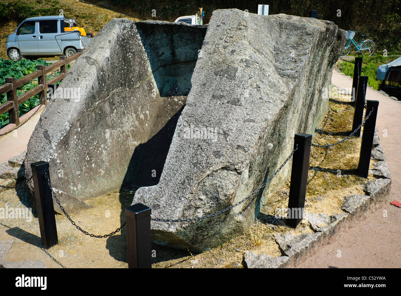 Oni no Setchin Setchin, Pierre ou toilettes du diable ; la chambre intérieure à l'origine d'une masse-tumulus couvert, ou kofun. Banque D'Images
