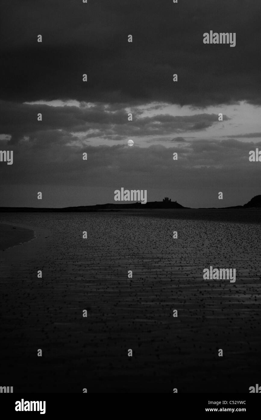 Vue sur Château De Dunstanburgh, près de Craster, Alnwick, Northumberland. Banque D'Images