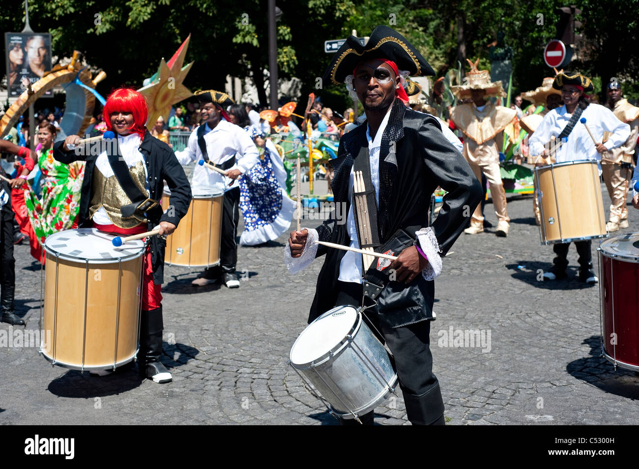 Paris, France - Tropical Carnaval parade, batteurs et percussionnistes. Banque D'Images