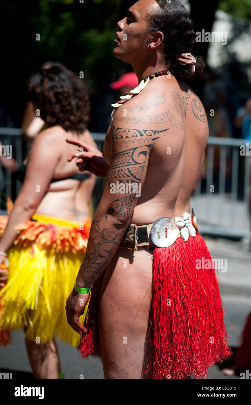 Paris, France - Tropical Carnaval, défilé homme polynésien indigènes avec des tatouages tribaux traditionnels Banque D'Images