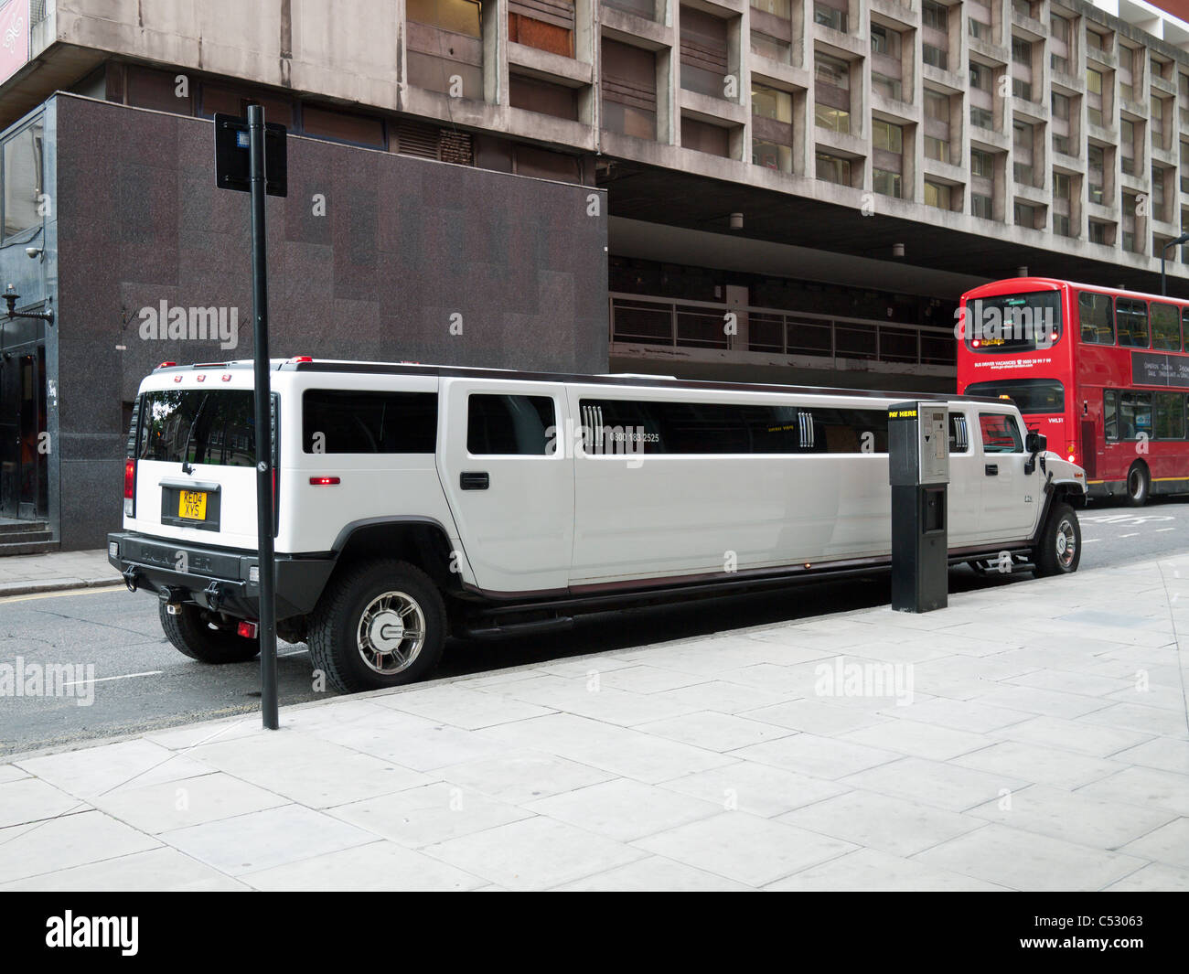 Stretched limousine garée à un parcomètre dans le centre de Londres Banque D'Images