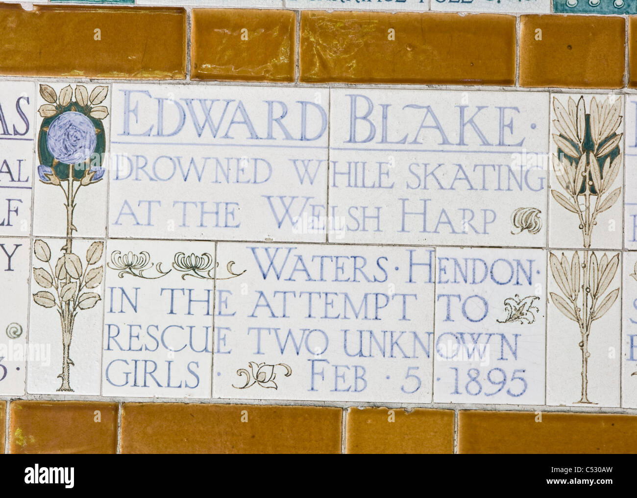 Postman's Park CE1 des plaques en céramique de memorial victorien auto sacrifice héroïque de London City de Londres Angleterre Europe Banque D'Images