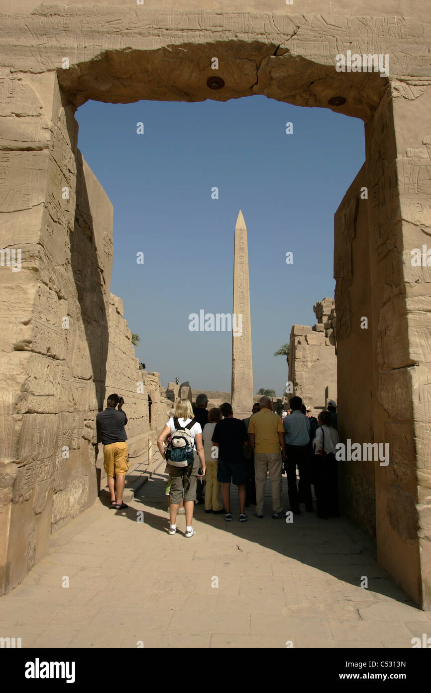 Un groupe de touristes se rassembler devant l'obélisque de Thoutmosis I dans le Temple de Karnak, Louxor, Egypte Banque D'Images