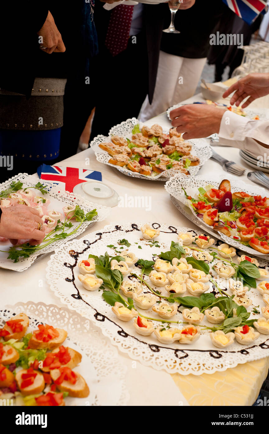 Mariage Royal Prince William et de Katherine Middleton - aliments servis à l'anglais les expatriés en Italie après avoir vu la couverture de mariage Banque D'Images